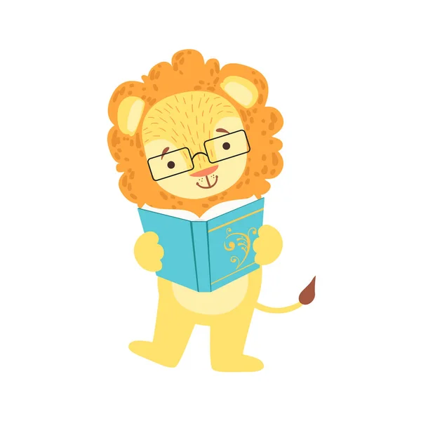 Lev s úsměvem knihomol Zoo postava nosí brýle a čtení knihy kreslený obrázek část zvířat v knihovní fond — Stockový vektor