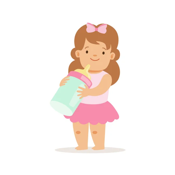 Chica en falda rosa con botella de leche, adorable personaje de dibujos animados sonriente bebé cada día situación — Vector de stock