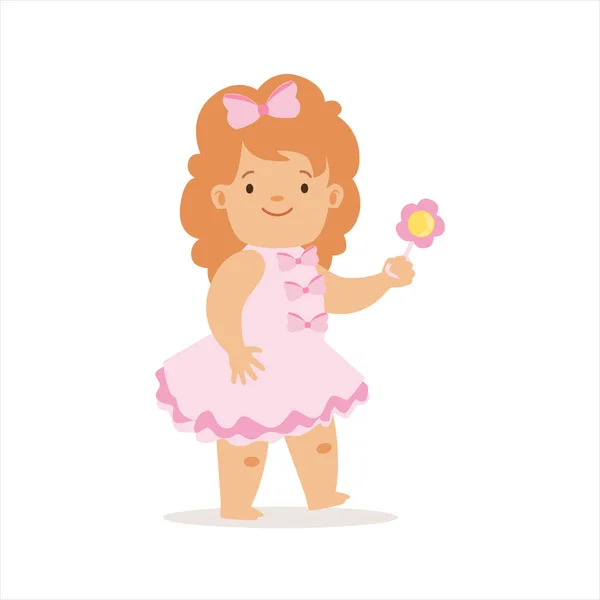 Chica en vestido rosa caminando con flor, adorable sonriente personaje de dibujos animados bebé cada día situación — Vector de stock