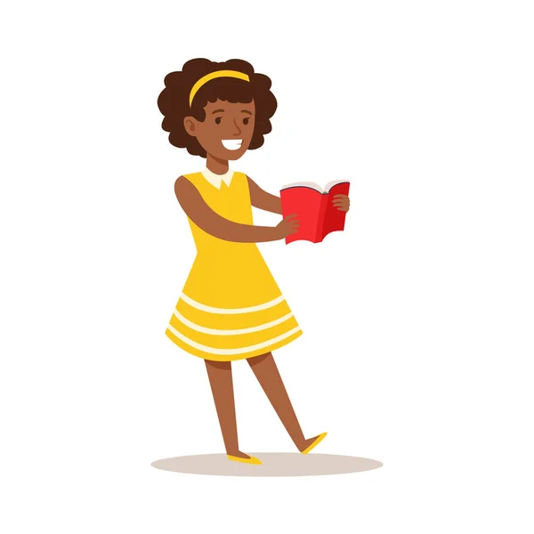 Fille en robe jaune qui aime lire, Illustration avec enfant appréciant la lecture d'un livre ouvert — Image vectorielle