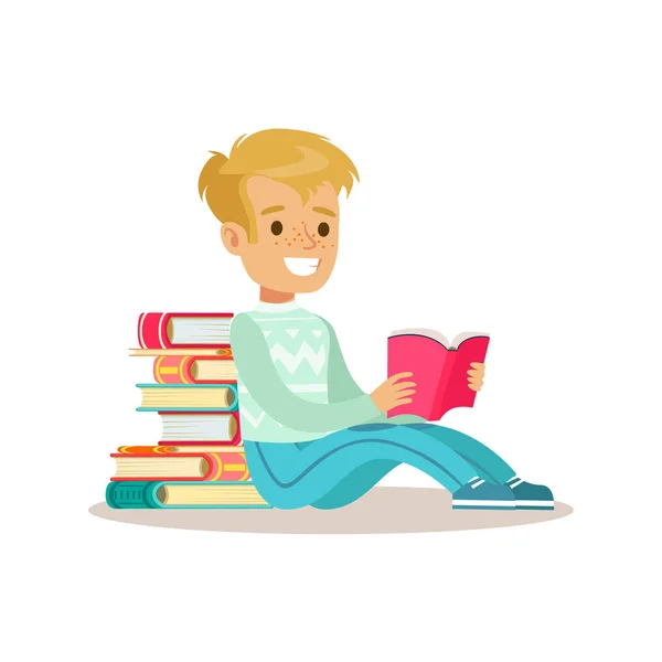 Jongen zit met zijn rug tegen stapel boeken die houdt van lezen, illustratie met kind geniet van het lezen van een Open boek — Stockvector