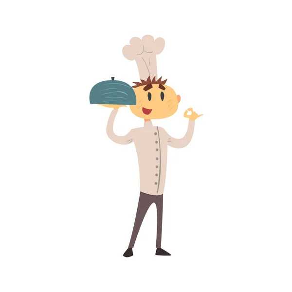 Επαγγελματίας μάγειρας σε κλασικό διπλό Breasted λευκό σακάκι και τόκα δείχνει εντάξει χειρονομία εκμετάλλευση που καλύπτονται πιάτο — Διανυσματικό Αρχείο