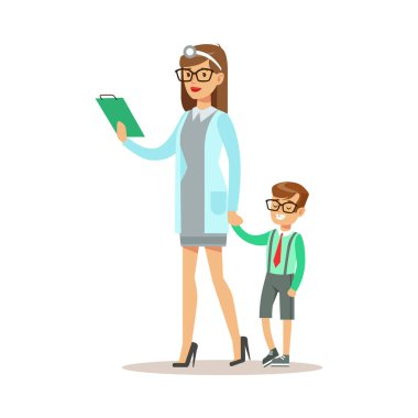 Çocuğa tıbbi Check-Up ile erkek çocuk doktoru doktor yapıyor okul öncesi sağlık kontrolü için elele yürümeye muayene