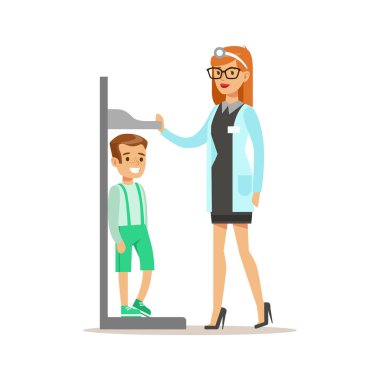 Tıbbi Check-Up ile erkek çocuk doktoru doktor yapıyor onun Heights okul öncesi sağlık kontrolü için ölçme muayene çocuğu