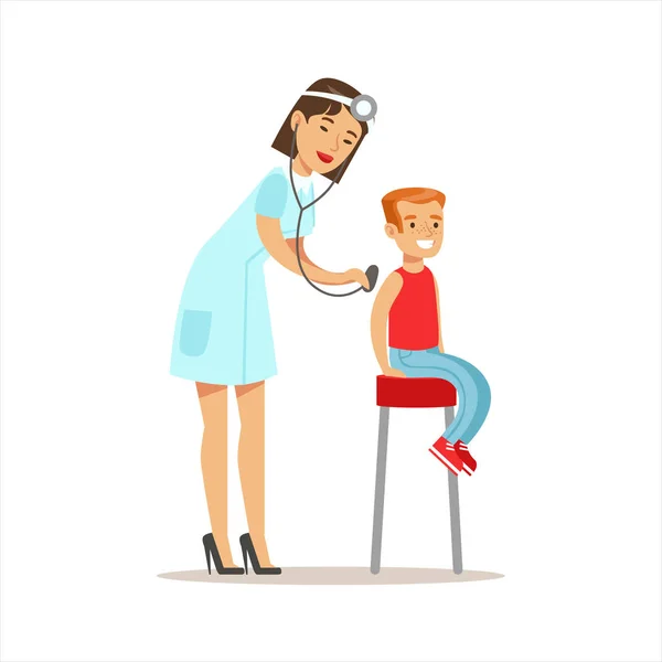 Menino verificado com estetoscópio no check-up médico com médico pediatra feminino fazendo exame físico para a inspeção de saúde pré-escolar — Vetor de Stock