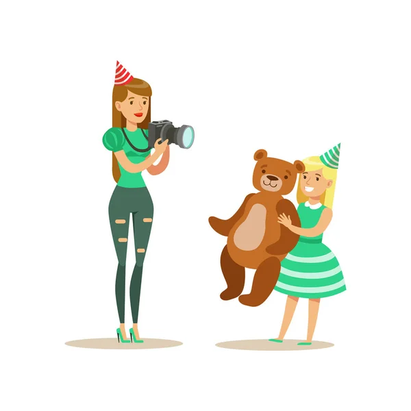 Vrouw nemen van foto's met Girl en Teddy Bear, Kids Birthday Party Scene met Cartoon karakter glimlachen — Stockvector