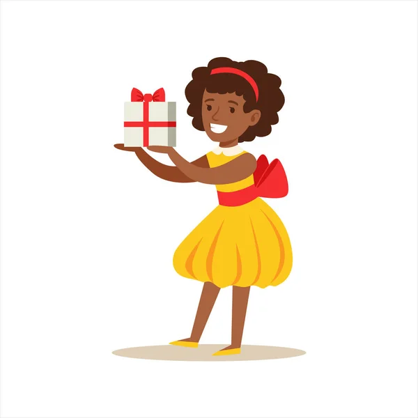 Chica en vestido amarillo sosteniendo un regalo, escena de la fiesta de cumpleaños de los niños con personaje sonriente de dibujos animados — Archivo Imágenes Vectoriales