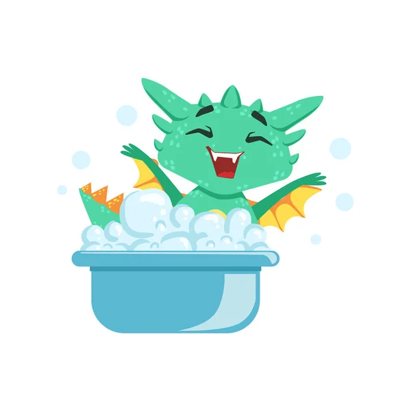 Pequeño animado estilo bebé dragón disfrutando de burbuja baño dibujos animados carácter emoji ilustración — Vector de stock