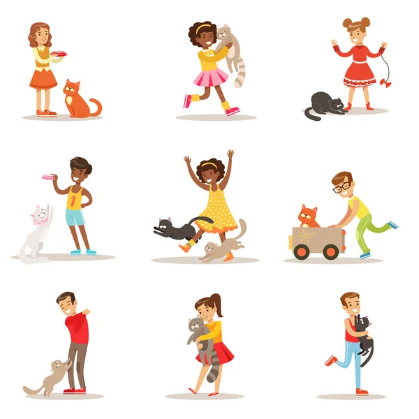 Niños y gatos ilustraciones conjunto con niños jugando y cuidando de animales de compañía — Vector de stock