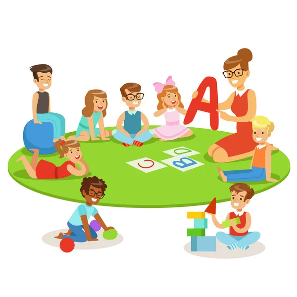 Молоді діти вчать алфавіт і грають в дитячій школі з вчителем сидячи і лежачи на підлозі — стоковий вектор