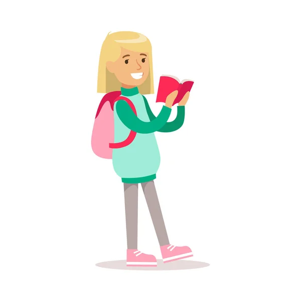 Chica feliz en ropa de color femenino clásico sonriente personaje de dibujos animados caminando con Backpacl lectura de un libro — Vector de stock
