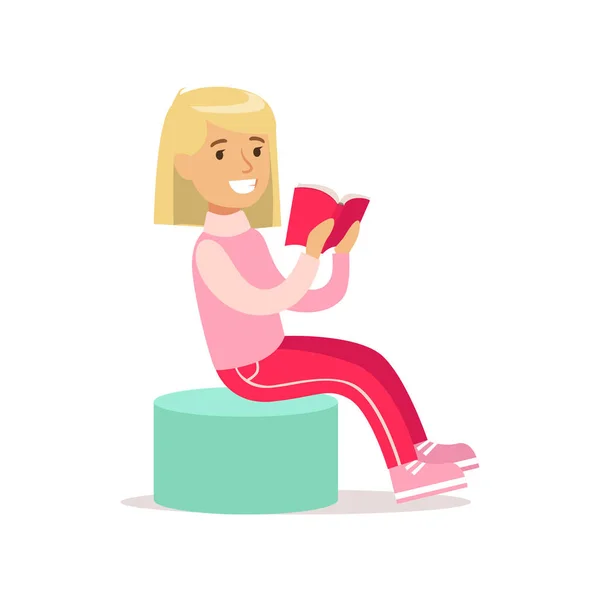 Šťastná dívka v klasické dívčí barevné oblečení s úsměvem kreslená postava sedící čtení knihy — Stockový vektor