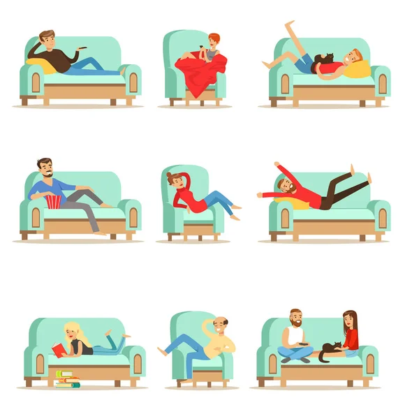 Люди, отдыхающие дома на диване или кресле с ленивым свободным временем и набором иллюстраций — стоковый вектор