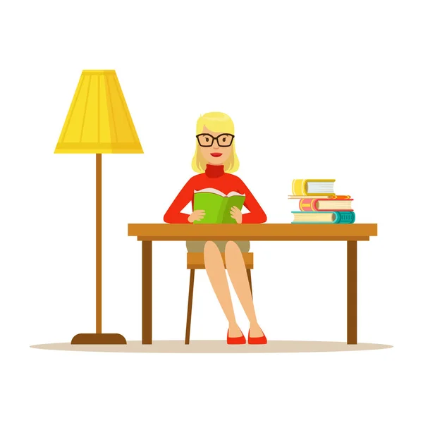 Vrouw lezen boek bij het Bureau met de Lamp, lachend persoon In de bibliotheek vectorillustratie — Stockvector