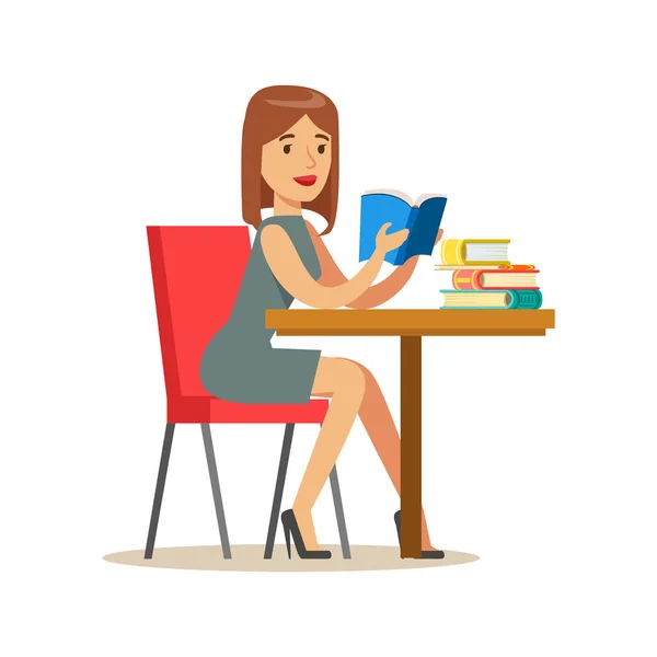 Женщина, читающая книгу за столом, улыбающаяся в библиотечной векторной иллюстрации — стоковый вектор