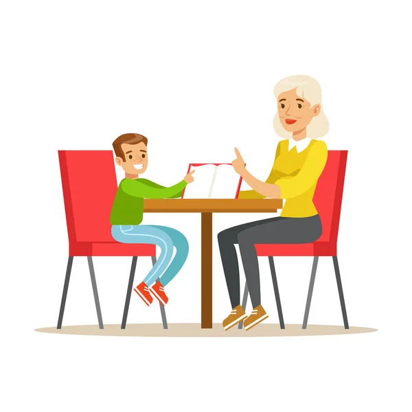Nonna e un ragazzo leggendo un libro insieme, sorridente persona nella Illustrazione vettoriale biblioteca — Vettoriale Stock