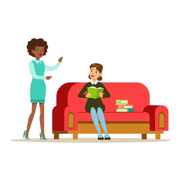 Mujer sentada en un sofá leyendo un libro hablando con un amigo, persona sonriente en la biblioteca Vector Illustration — Archivo Imágenes Vectoriales