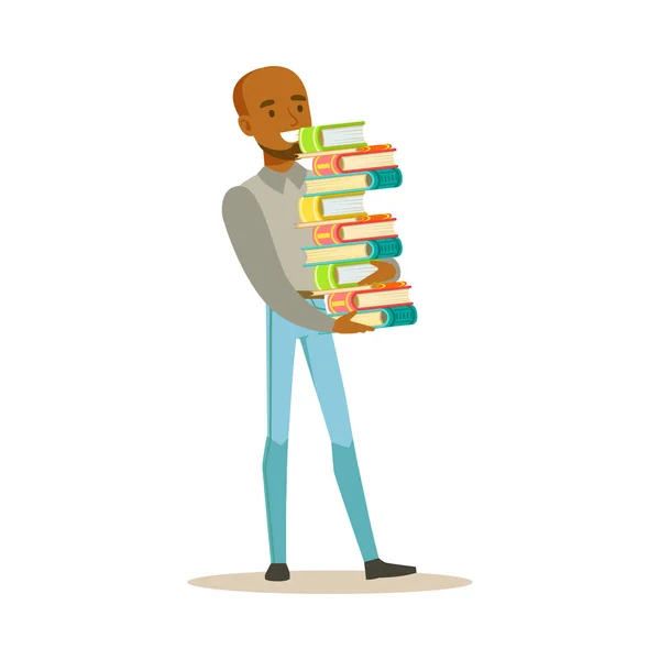 Uomo che trasporta alto mucchio di libri, persona sorridente nell'illustrazione vettoriale della biblioteca — Vettoriale Stock