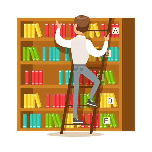 Hombre con escalera que busca un libro en la estantería, persona sonriente en la biblioteca Vector Ilustración — Vector de stock