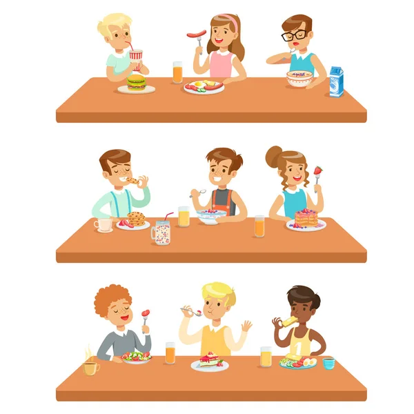 Діти їдять і обідають їжу і п'ють безалкогольні напої набір персонажів мультфільмів насолоджуючись їжею сидячи за столом — стоковий вектор