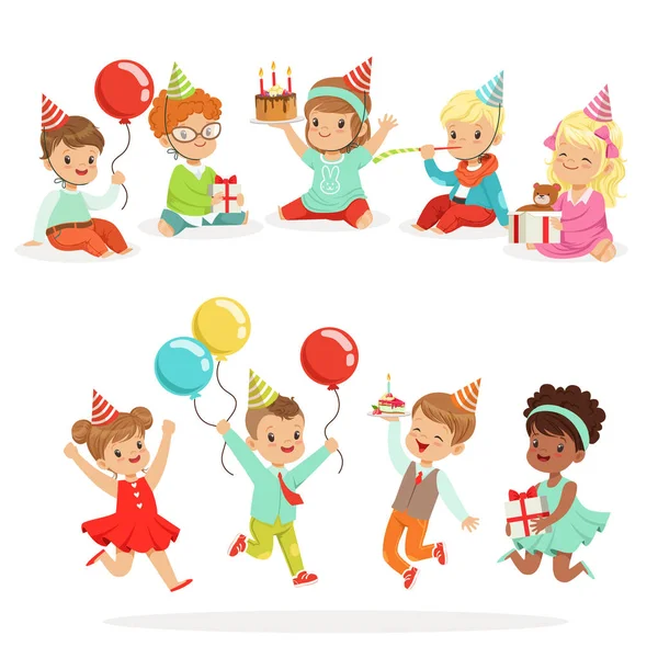 Festa di compleanno dei bambini piccoli con attributi festivi e adorabile set di personaggi per bambini — Vettoriale Stock