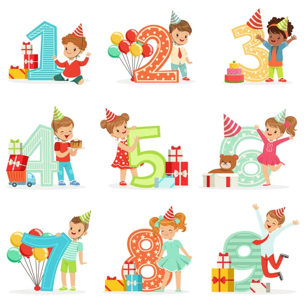 Celebración del cumpleaños de los niños pequeños fijada con los niños adorables que están parados junto a los dígitos crecientes de su edad — Archivo Imágenes Vectoriales