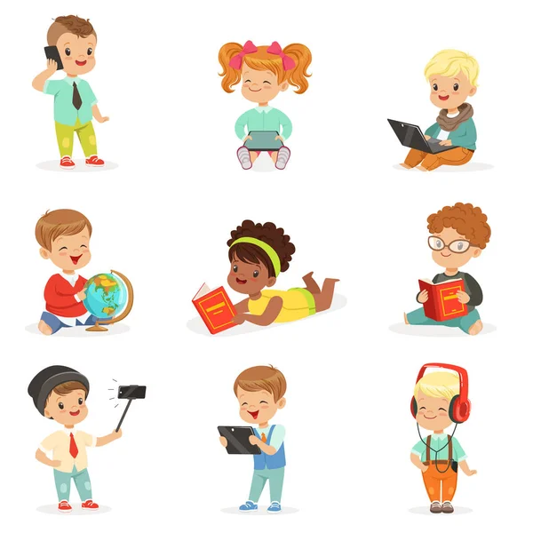Modern araçlar kullanarak ve kitap okumak, çocukluk ve teknoloji serisi sevimli resimler küçük çocuklar