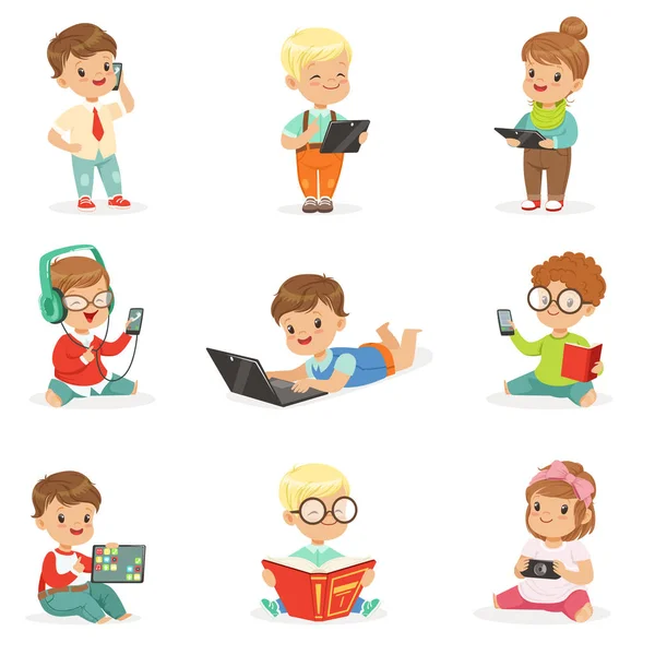 Anak-anak Kecil Menggunakan Modern Gadgets And Reading Books, Childhood And Technology Set Of Cute Illustrations - Stok Vektor