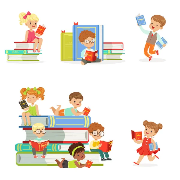 Niños leyendo libros y disfrutando de la literatura conjunto de chicos y chicas lindos que aman leer sentado y acostado rodeado de montones de libros . — Vector de stock