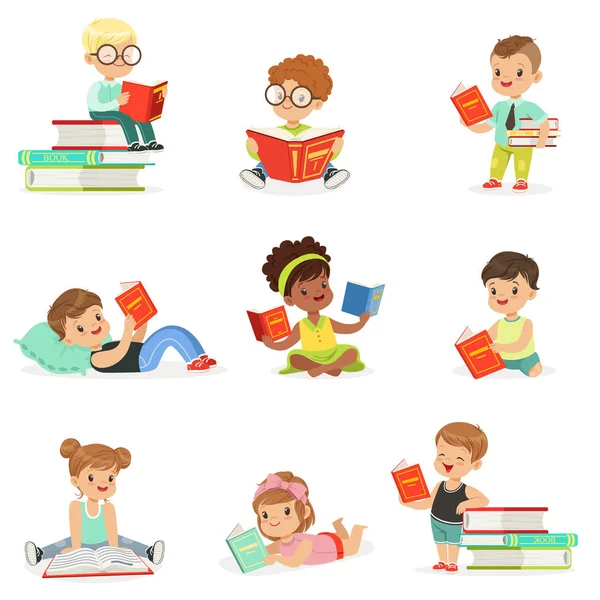 Niños leyendo libros y disfrutando de la colección de literatura de niños y niñas lindos que aman leer sentados y acostados rodeados de montones de libros . — Vector de stock