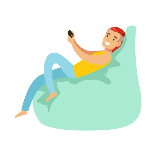 Killen sitter på Beanbag med Smartphone, en del av glada Gamers åtnjuter spelar videospel, personer inomhus ha kul med dator Gaming — Stock vektor