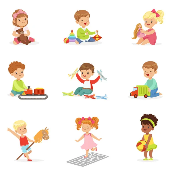 Lindos niños jugando con diferentes juguetes y juegos divirtiéndose por su cuenta disfrutando de la infancia . — Vector de stock