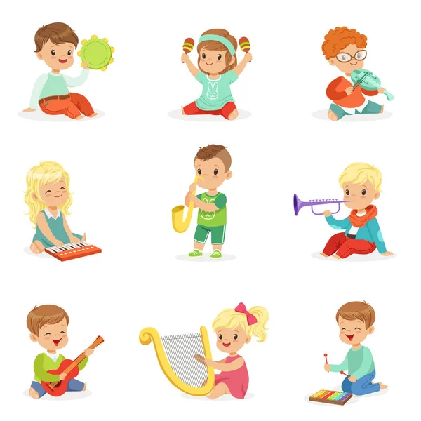Crianças pequenas sentadas e tocando instrumento musical, definido para design de etiquetas. Desenhos animados detalhados ilustrações coloridas —  Vetores de Stock