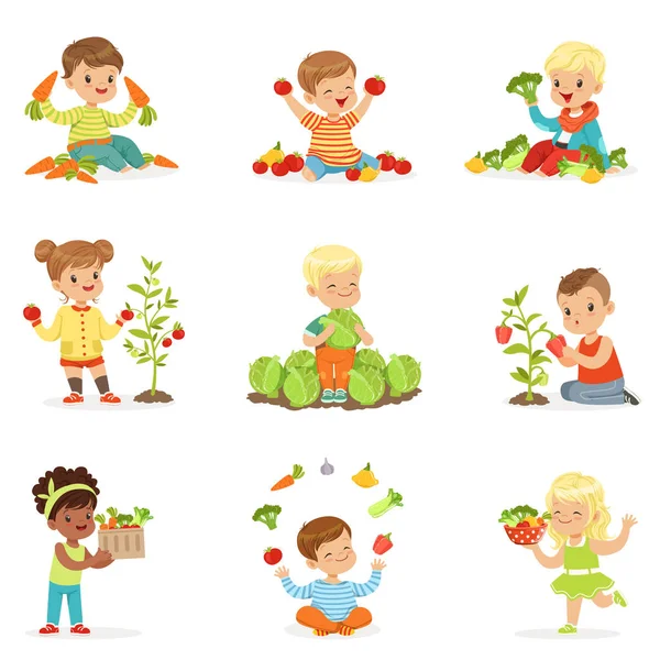 Kleine Kinder haben Spaß und spielen mit Gemüse, Set für Etikettendesign. Cartoon detaillierte farbenfrohe Illustrationen — Stockvektor