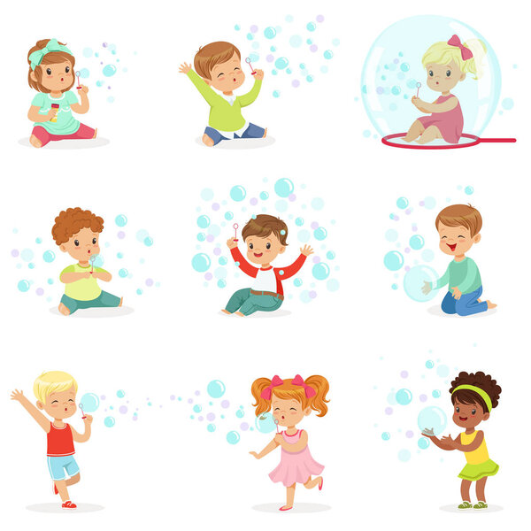 Дети играют с красочными мыльными пузырями, праздничное шоу мыльных пузырей на детской вечеринке
