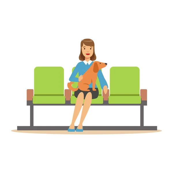 Mulher sentada na sala de espera com seu cão de estimação e esperando para visitar um médico. Personagem de desenho animado colorido Ilustração — Vetor de Stock