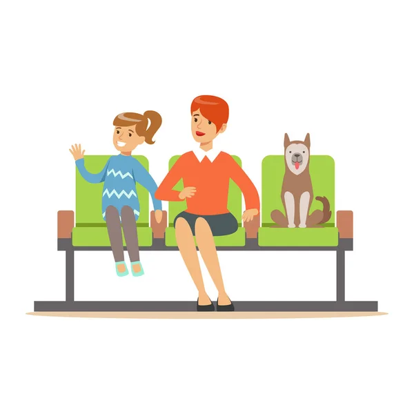 Mãe e sua filha sentados na sala de espera com seu cão de estimação e esperando para visitar um médico. Personagem de desenho animado colorido Ilustração —  Vetores de Stock