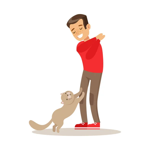 Chico sonriente jugando con su gato gris. Colorido personaje de dibujos animados vector Ilustración — Vector de stock