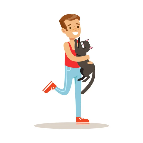 Χαμογελαστό αγόρι κρατώντας μια μαύρη γάτα στα χέρια του. Πολύχρωμο κινούμενα σχέδια χαρακτήρα διανυσματικά εικονογράφηση — Διανυσματικό Αρχείο