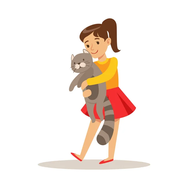 Linda chica sosteniendo un gato gris en sus manos. Colorido personaje de dibujos animados vector Ilustración — Vector de stock