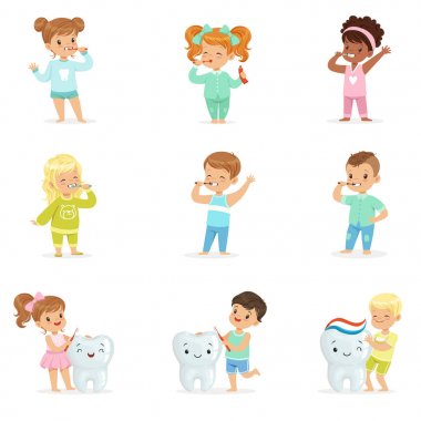 Sevimli küçük kız ve erkek diş fırçalama. Renkli çizgi film karakterleri