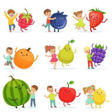 Sevimli küçük çocuklar eğlenmek ve büyük meyve ile oynarken etiket tasarımı için ayarlayın. Vektör çizimler renkli çizgi film karakterleri ayrıntılı