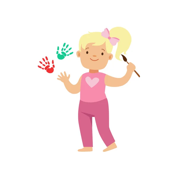 Šťastný usmívající se malá blonďatá dívka malba bílá zeď s barevné otisky. Barevný charakter vektorové ilustrace — Stockový vektor