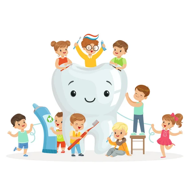 I bambini piccoli si prendono cura e puliscono un dente grande e sorridente. Personaggi dei cartoni animati colorati — Vettoriale Stock