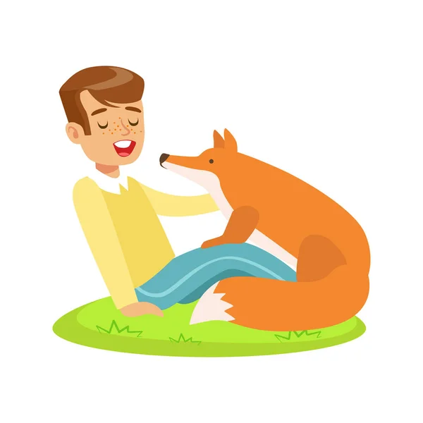 Улыбающийся мальчик сидит на зеленой траве и гладит красную лису. Красочные векторные иллюстрации персонажей мультфильмов — стоковый вектор
