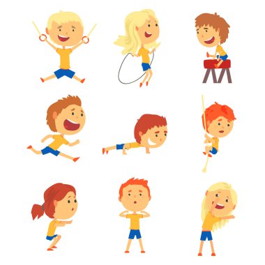 Spor yaparken tatlı gülümseyen çocuklar ayarlayın. Aktivite çocuklar oynarken renkli karikatür çizimler karikatür