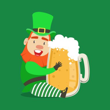 Sevimli çizgi taze bira cam bardak ile oturan cüce cüce. Saint Patricks Day renkli karakter vektör