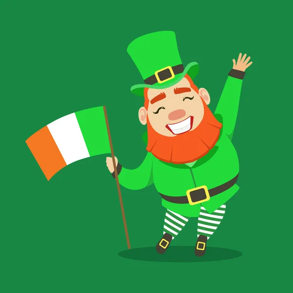 Lyckligt leende Leprechaun håller irländska flaggan i handen. Saint Patricks Day Saga färgstarka karaktär — Stock vektor