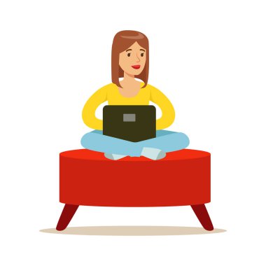 Bir kırmızı kabarık oturan ve renkli karakter vektör çizim, dizüstü bilgisayar kullanarak mutlu genç kadın