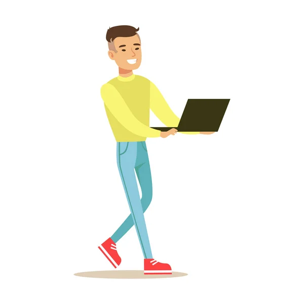 Joven hombre sonriente de pie y utilizando el ordenador portátil. Colorido vector de caracteres Ilustración — Vector de stock